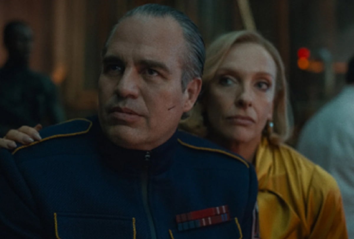 Mark Ruffalo asume el papel de Kenneth Marshall y Toni Collette asume el papel de Ylfa en la película "Mickey 17" (Foto: Warner Bros. Pictures)