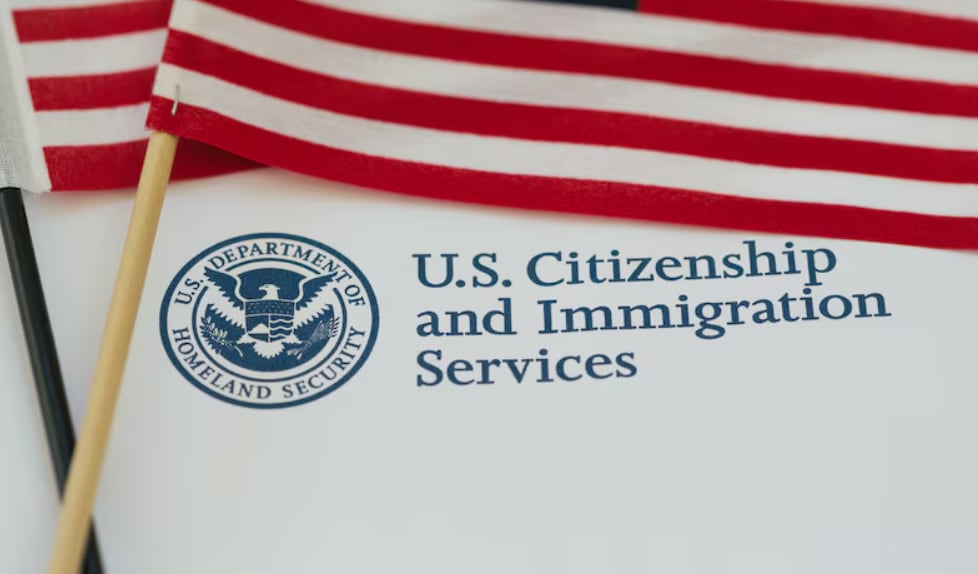 Los solicitantes deben estudiar una lista de 100 preguntas, aunque el día de la prueba solo enfrentarán 10 seleccionadas al azar (Foto: Freepik)