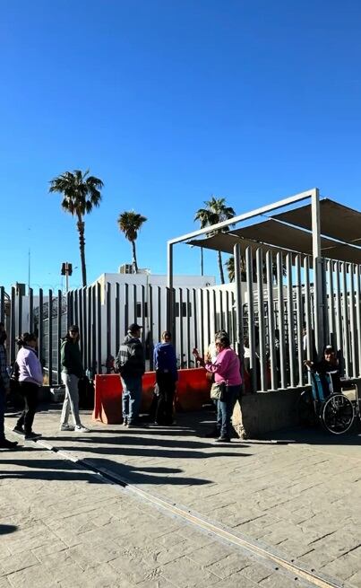 Tras verificar que el inmigrante contaba con los permisos necesarios, se le permitió el ingreso a EE. UU. (Foto: @eldiarioderick.usa)