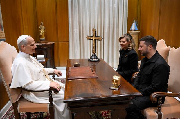 La audiencia privada del papa León XIV con el presidente de Ucrania, Volodymyr Zelensky, y su esposa, Olena Zelenska, en el Vaticano. (Foto de Handout / VATICAN MEDIA / AFP).