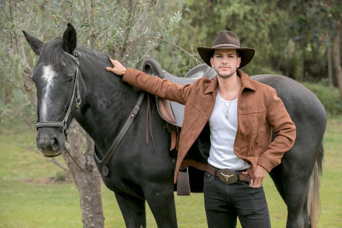 Bernardo Flores interpretando a Juan David Reyes junto a su caballo en la segunda temporada de "Pasión de gavilanes" (Foto: Bernardo Flores/Instagram)