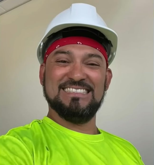 Luis fue puesto bajo custodia de ICE cuando entregó sus documentos. (Crédito: Primer Impacto / YouTube)