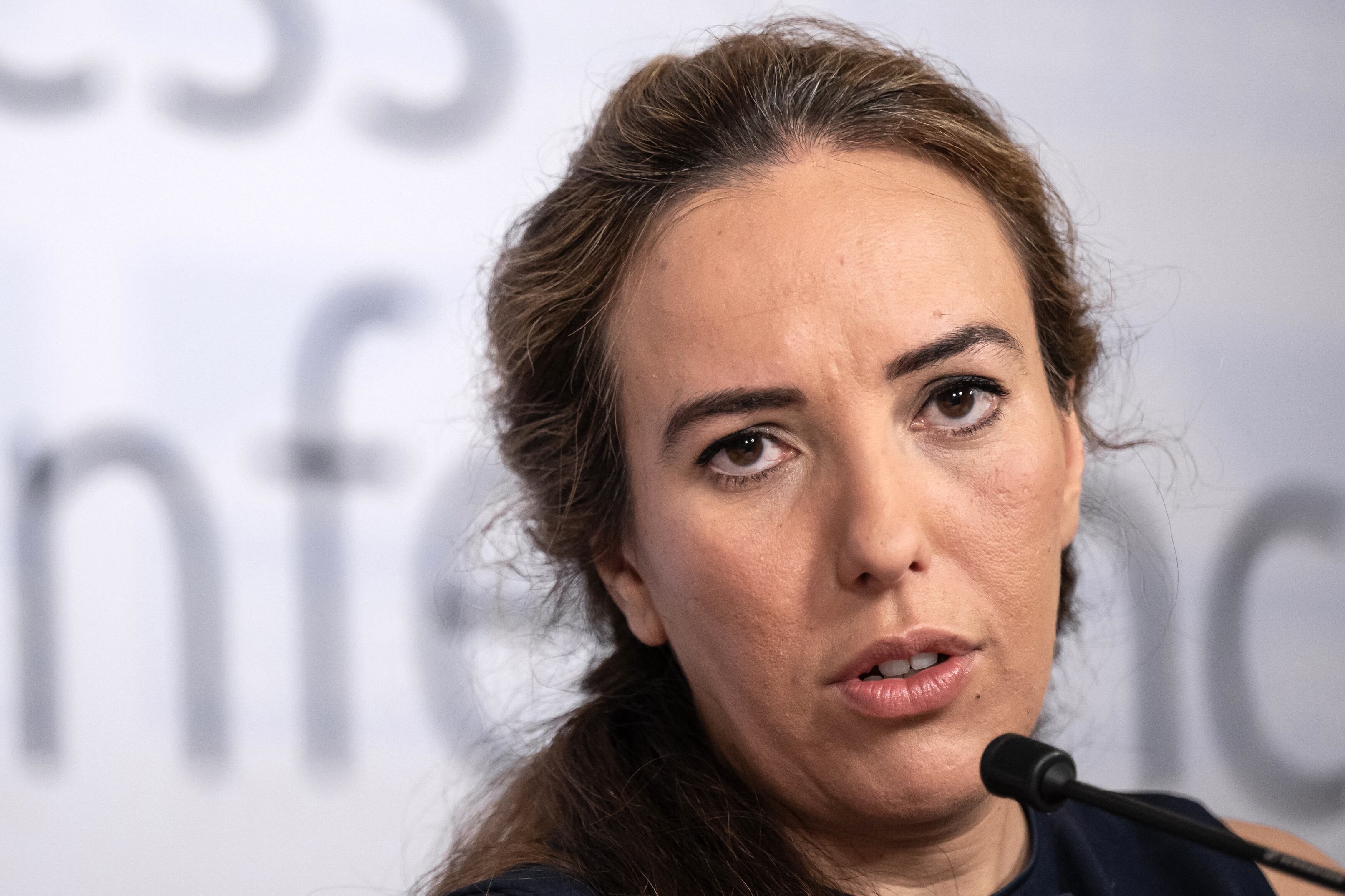 Stella Moris-Assange, esposa del fundador de WikiLeaks, Julian Assange, habla durante una conferencia de prensa en el Club de Prensa de Ginebra, el 10 de julio de 2023. (Foto de Fabrice COFFRINI / AFP)