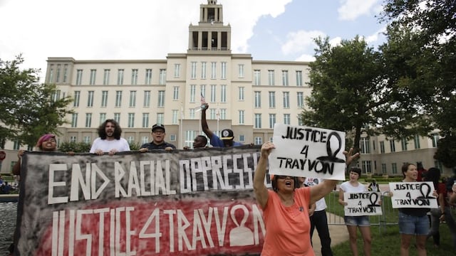 FOTOS: estudiantes se manifestaron en contra de George Zimmerman frente a corte de EE.UU.