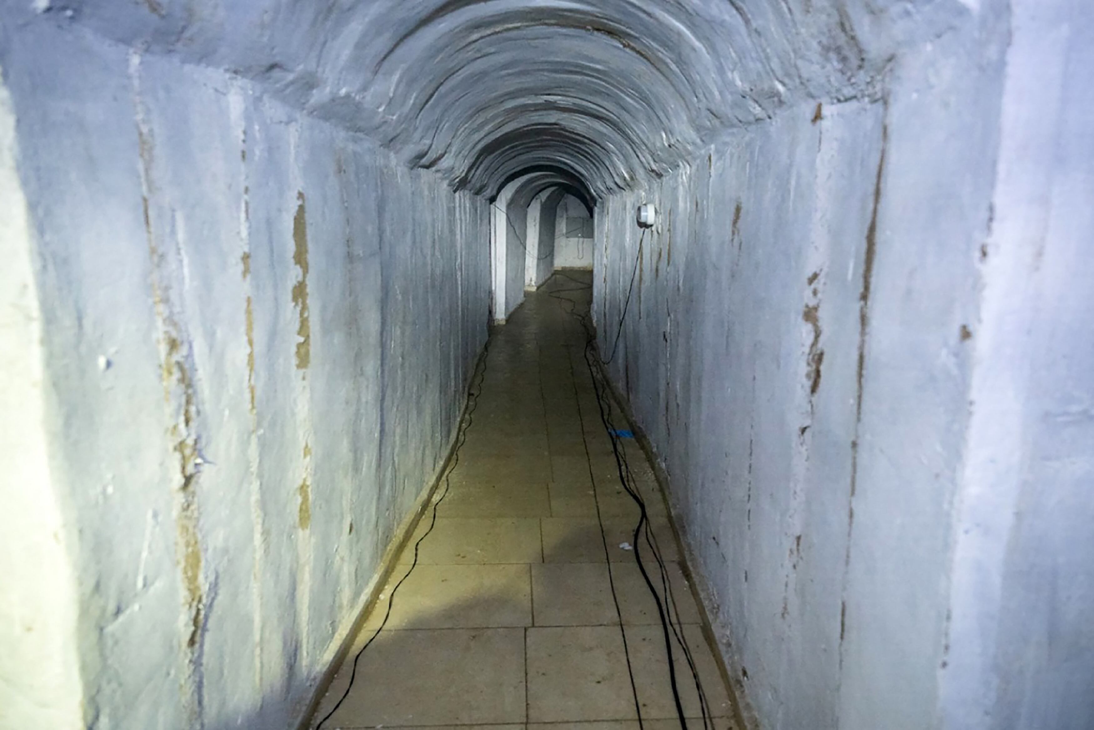 Esta fotografía publicada por el ejército de Israel el 21 de enero de 2024 muestra un túnel subterráneo en Khan Yunis, en el sur de la Franja de Gaza. (AFP).