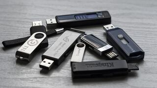 ¿Es peligroso conectar una memoria USB al cargador y enchufarlo a la corriente?
