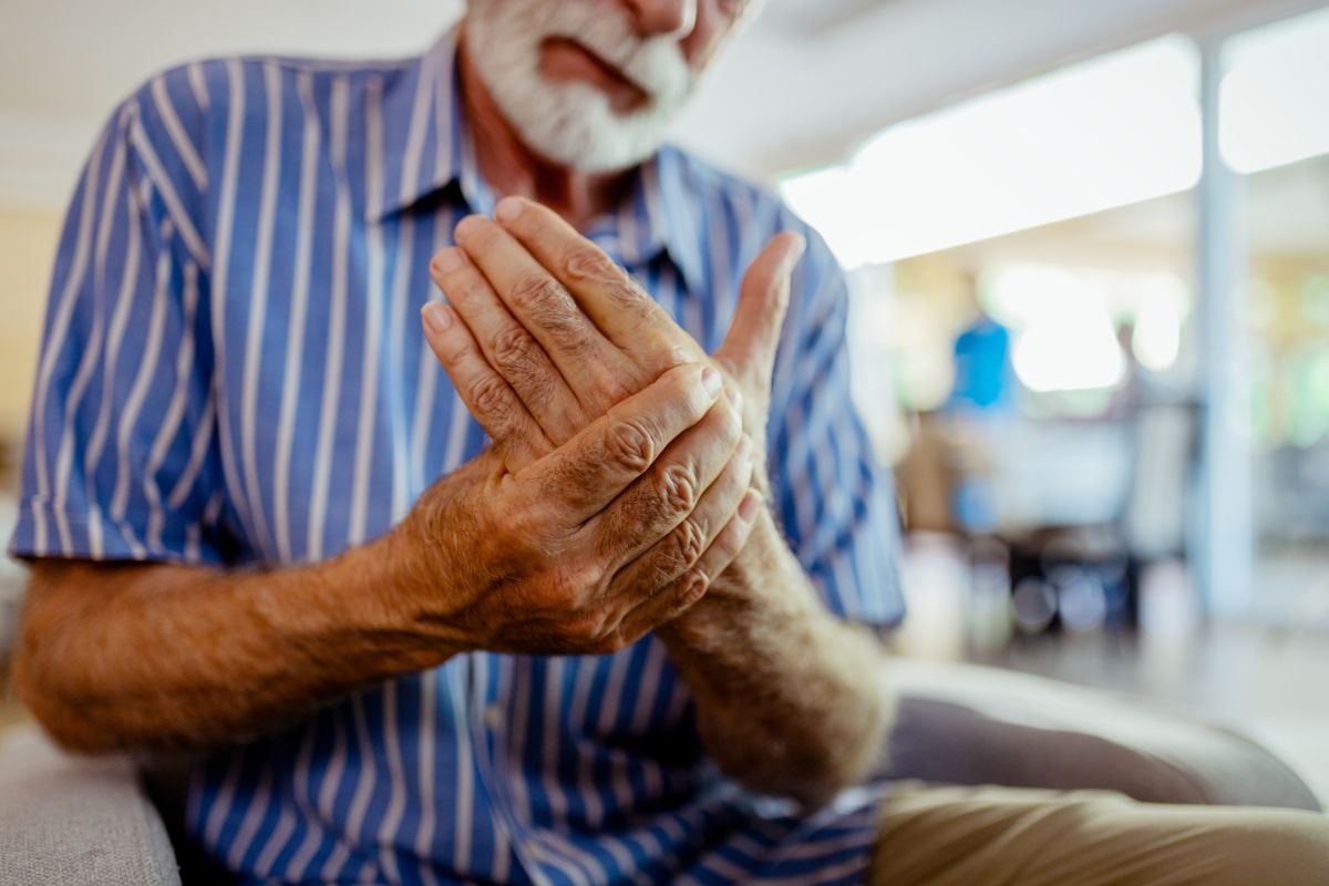 Si el dolor dura más de una semana o se repite con frecuencia hay que recibir atención especializada. (Foto: PixelsEffect / iStock)