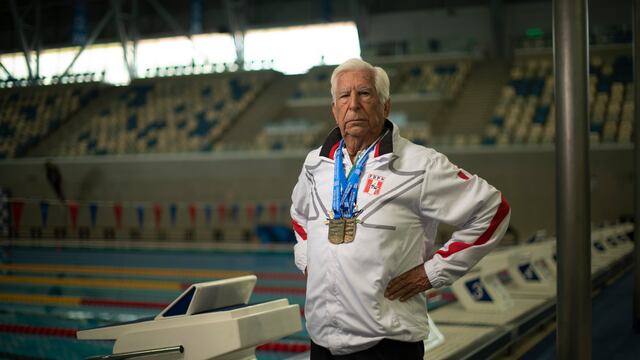 El médico peruano de 90 años que compite en el mundial de natación de Japón