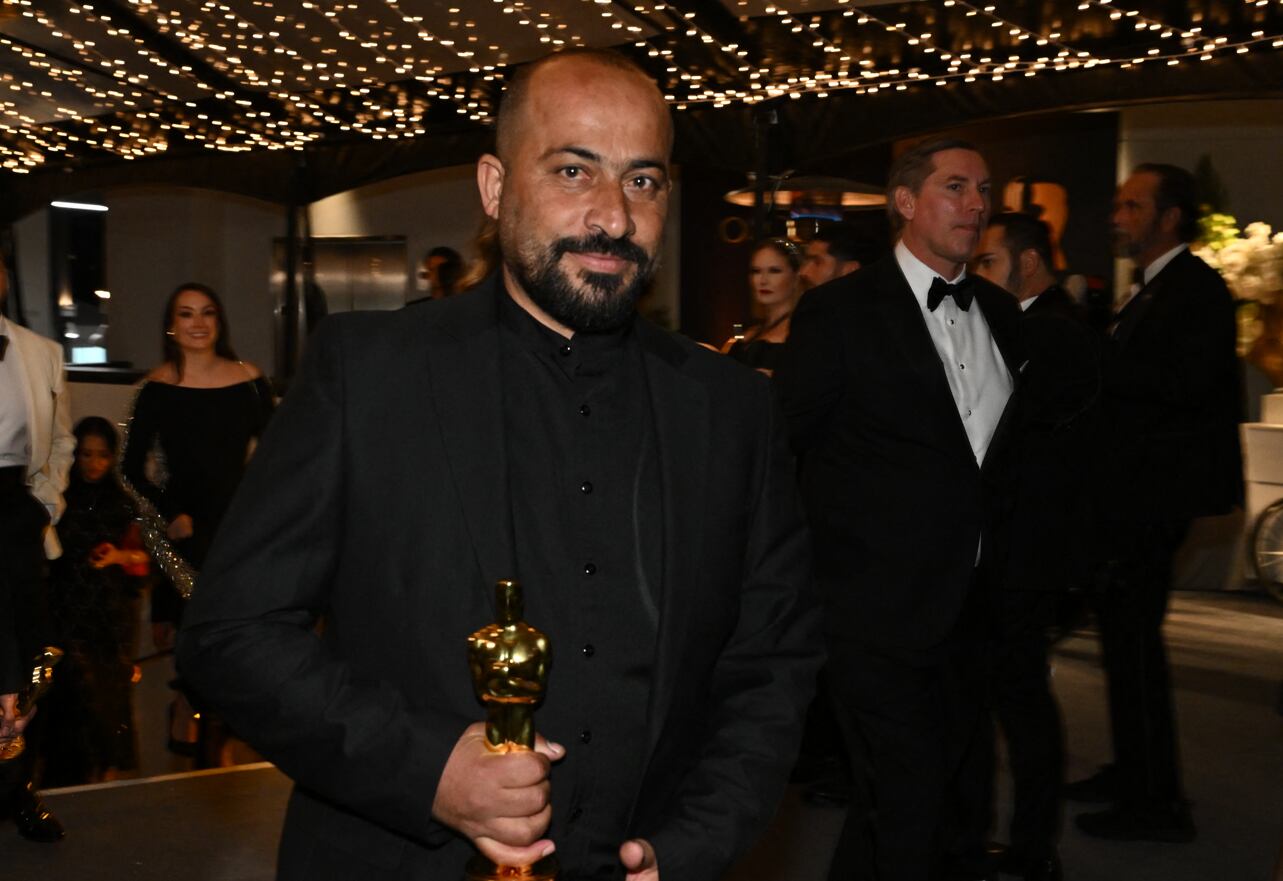 El cineasta palestino Hamdan Ballal sostiene su Oscar al Mejor Largometraje Documental por "No Other Land" durante la 97.ª edición anual de los Premios Óscar, en el Dolby Theatre de Hollywood, California. (Foto: Ángela Weiss / AFP)