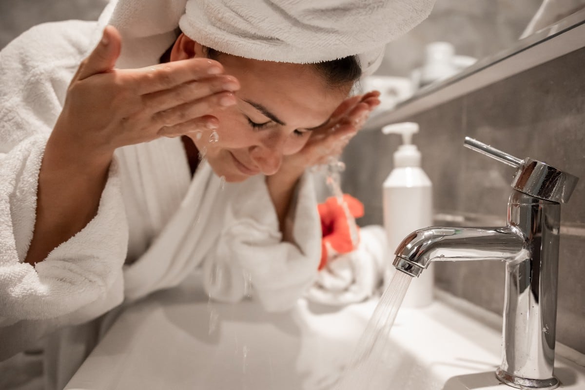 Roger Kapoor, dermatólogo de EE. UU., explica por qué deberías lavar tu rostro antes de dormir. (Foto referencial: Freepik)