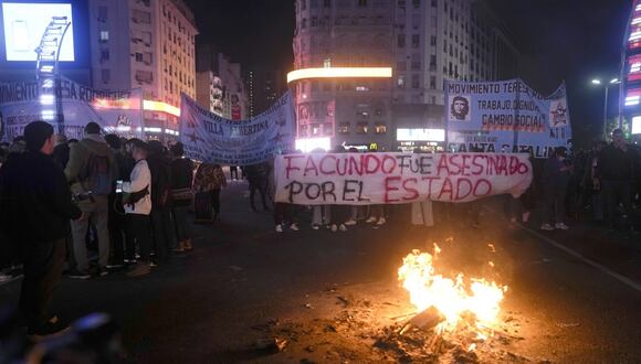 Manifestantes con un cartel de reclamo por la muerte del exguerrillero argentino de las FARC, Facundo Morales, en Buenos Aires, Argentina, el 10 de agosto de 2023. (Foto de Natacha Pisarenko / AP)
