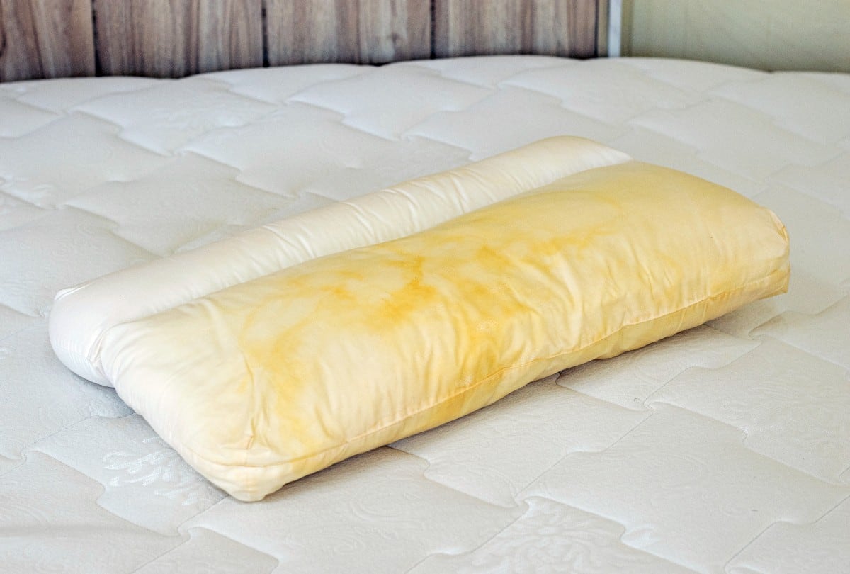 El problema de las sábanas y las almohadas amarillentas: así puedes evitar la aparición de estas manchas. (Foto referencial: sompong_tom / iStock)
