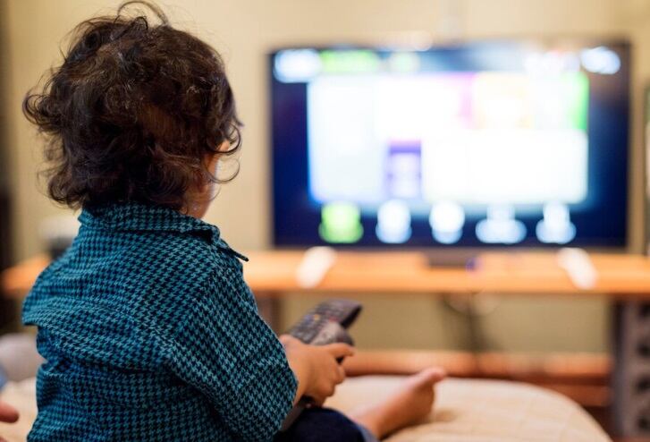 Los expertos advierten que quedarse despierto más de la cuenta o ver pantallas en una habitación oscura puede afectar la calidad del sueño sin que lo notes. (Foto referencial: Freepik)