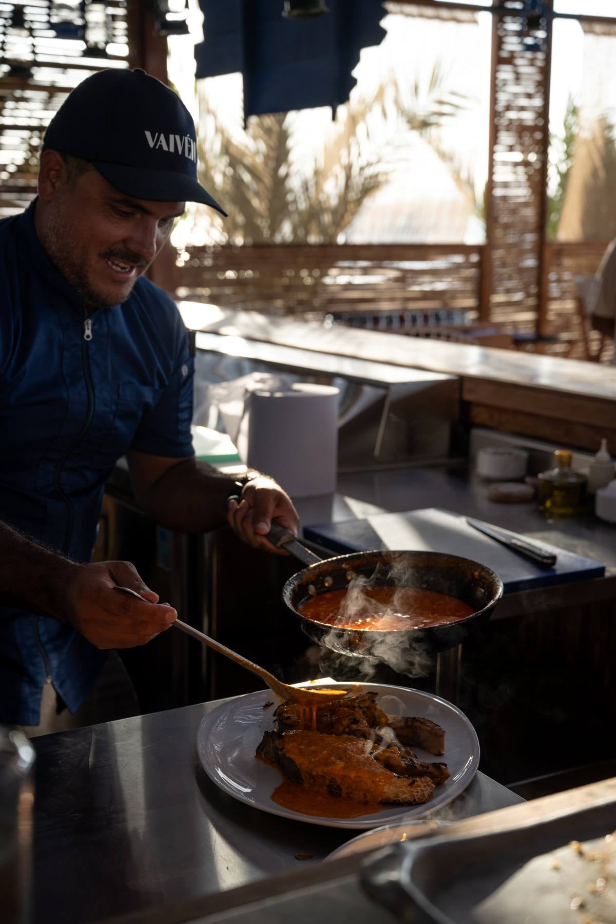 Renzo Miñán cocinando con el mar de fondo. (Foto: Luis Morales Tineo/ Difusión)
