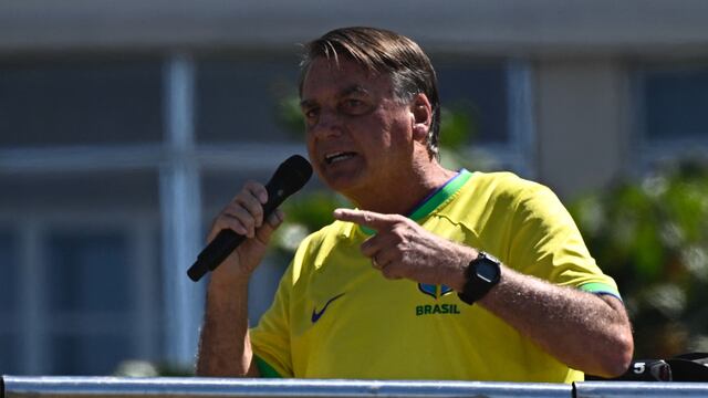 Bolsonaro dice que Elon Musk “preserva la libertad” de expresión ante seguidores en Copacabana