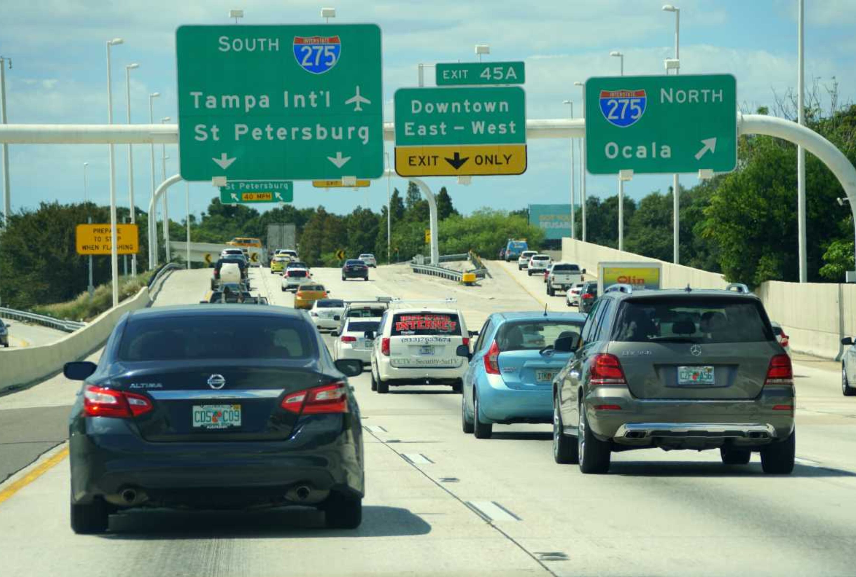 Florida implementa una nueva política que obliga a la Patrulla de Carreteras a arrestar a conductores indocumentados por infracciones menores. (Foto: Shutterstock.com)