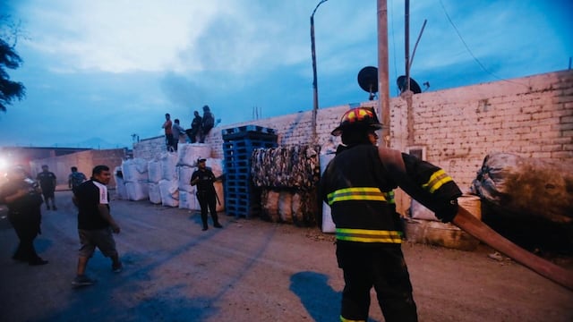 Incendio de gran magnitud afecta fábrica de plásticos en Puente Piedra