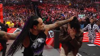 Bad Bunny recibió una paliza en la WWE: lo estrellaron contra una mesa | VIDEO