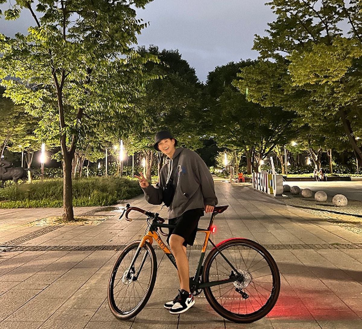Una de las actividades que le gusta realizar al actor es montar bicicleta (Foto: Kim Soo-hyun / Instagram)