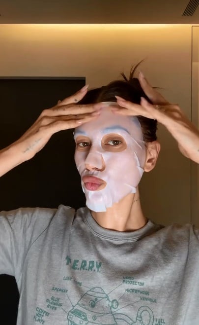 Aunque existen algunos testimonios que sugieren que este "tratamiento facial con hielo" podría tener ciertos beneficios, los expertos advierten que estos efectos son temporales. (Foto: @haileybieber / TikTok)