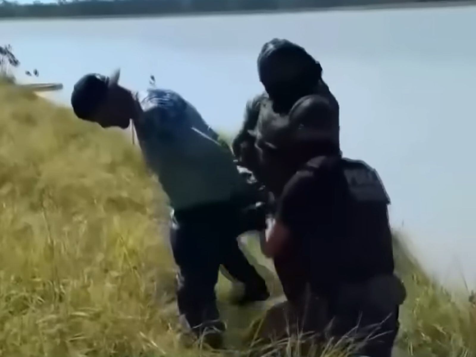 Algunos intentaron escaparse, pero los agentes de ICE fueron efectivos en sus capturas. (Crédito: Noticias Telemundo / YouTube)