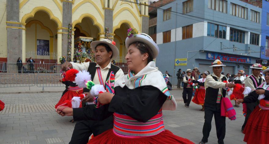 Mientras las danzas de carnavales, chacareras, guerreras y otras se presentan en el estadio por un lapso de ocho minutos, es en las calles de la ciudad donde se vive y siente la fiesta (Foto: Carlos Fernández)