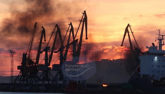 Esta fotografía publicada en el canal de Telegram @VentdeCrimee el 26 de diciembre de 2023 muestra humo elevándose sobre el buque de guerra ruso Novocherkassk tras ser atacado por Ucrania. (AFP).