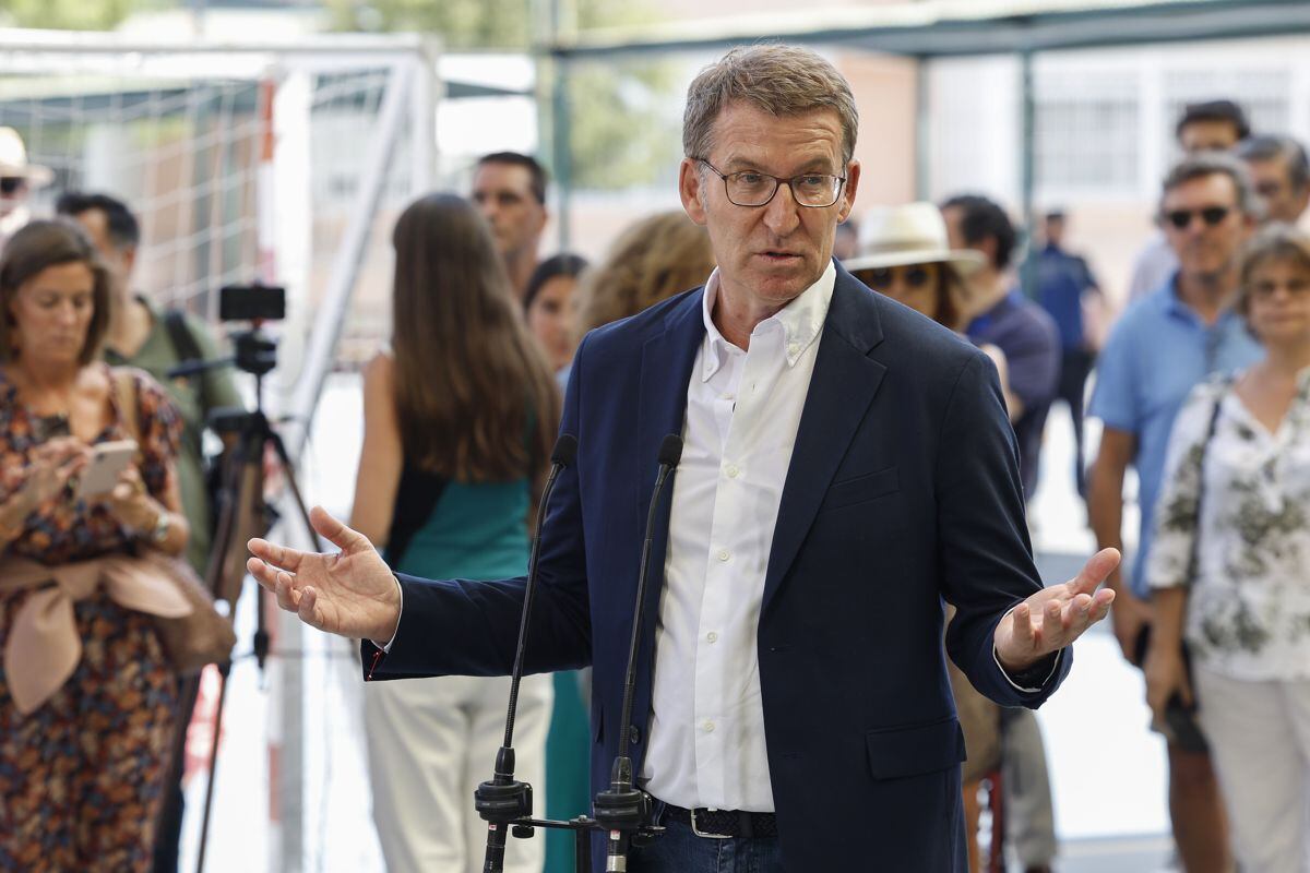 El Partido Popular de Alberto Núñez Feijóo continúa por delante del PSOE con 136 escaños frente a los 122 de los socialistas de Pedro Sánchez. (Foto: EFE)