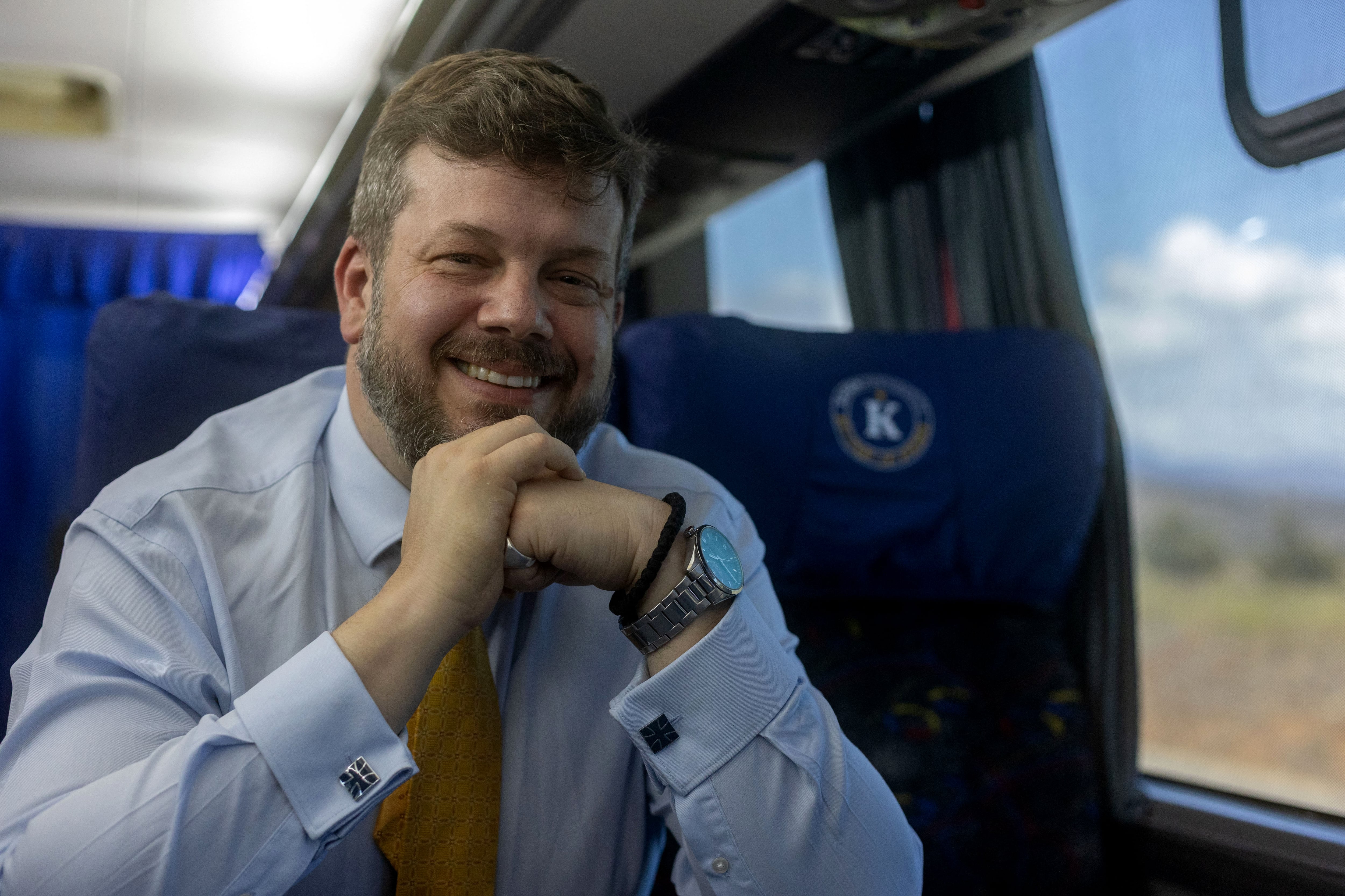 Johannes Kaiser posa para una foto durante una entrevista con la AFP a bordo de su autobús de campaña en Los Vilos, Chile, el 6 de noviembre de 2025. (Foto de Raul BRAVO / AFP).