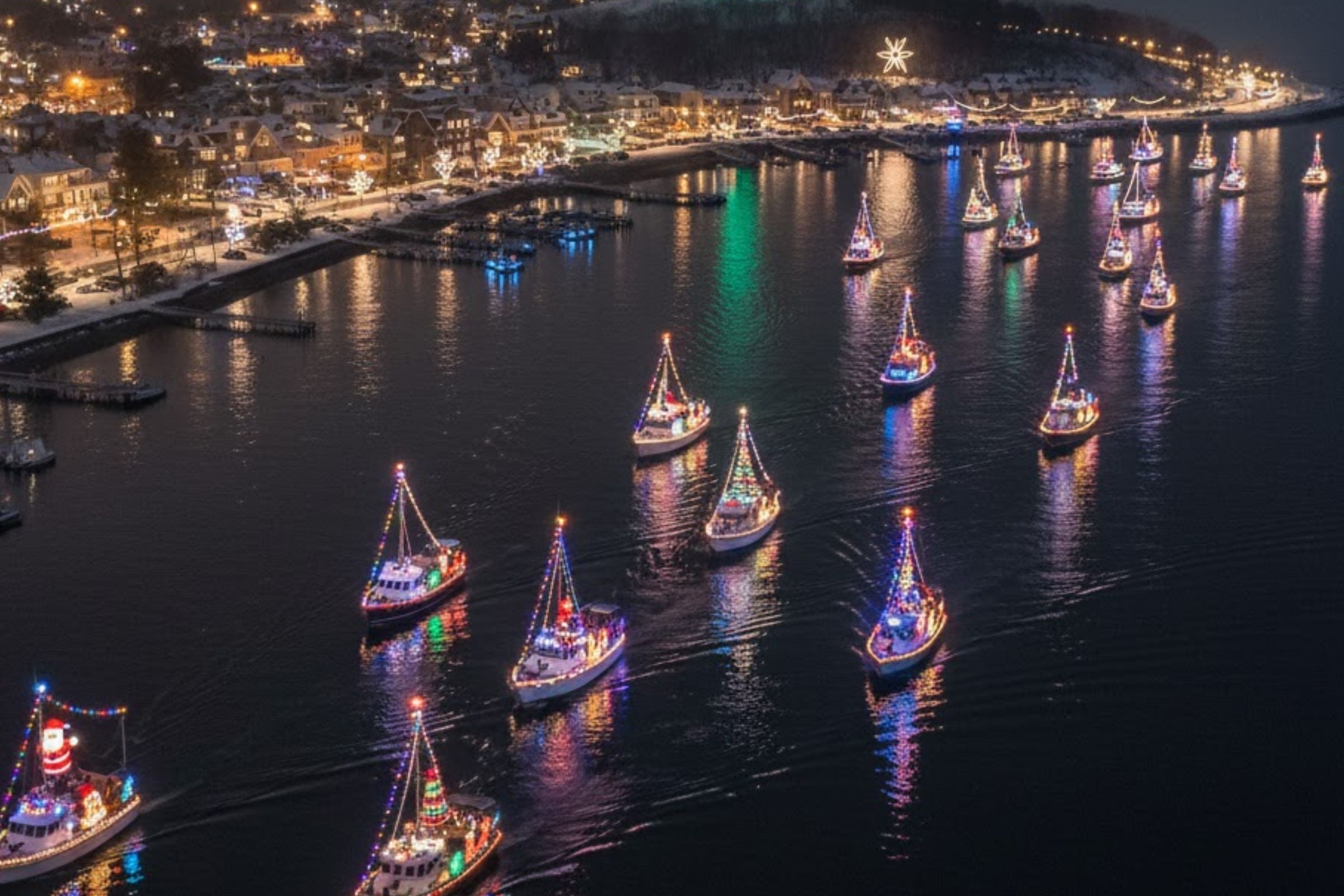 La decoración de luces en las embarcaciones es una de las tradiciones más frecuentes que se realizan en ciertas localidades de EE.UU. (Crédito: Imagen creada por El Comercio MAG usando la IA de 'Gemini')