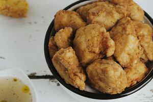 Unos irresistibles chicharrones de pollo brillarán en su mesa con esta receta
