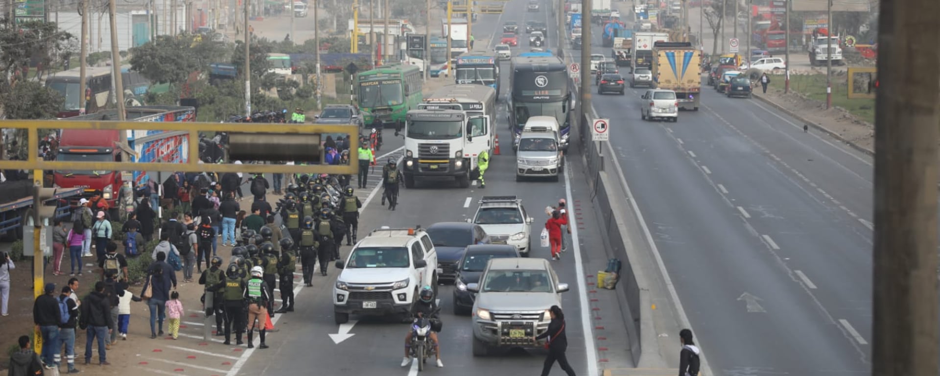 Indignación de dirigentes, alta demanda de pasajeros e intervenciones policiales: así se vivió el paro de transportistas
