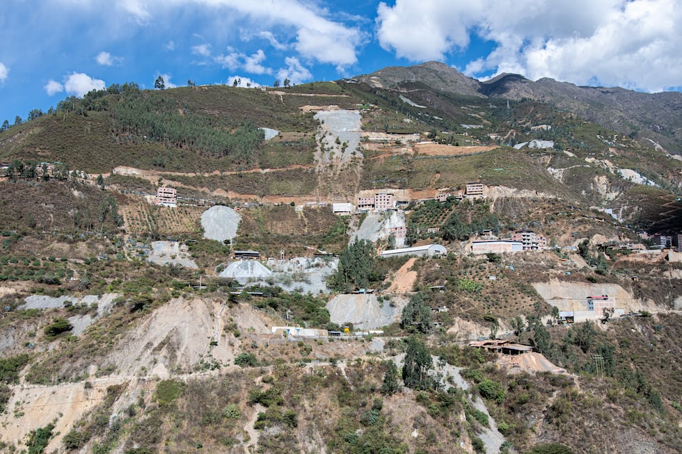 En el distrito de Pataz y Otuzco los cerros están repletos de socavones y puntos de acopio.