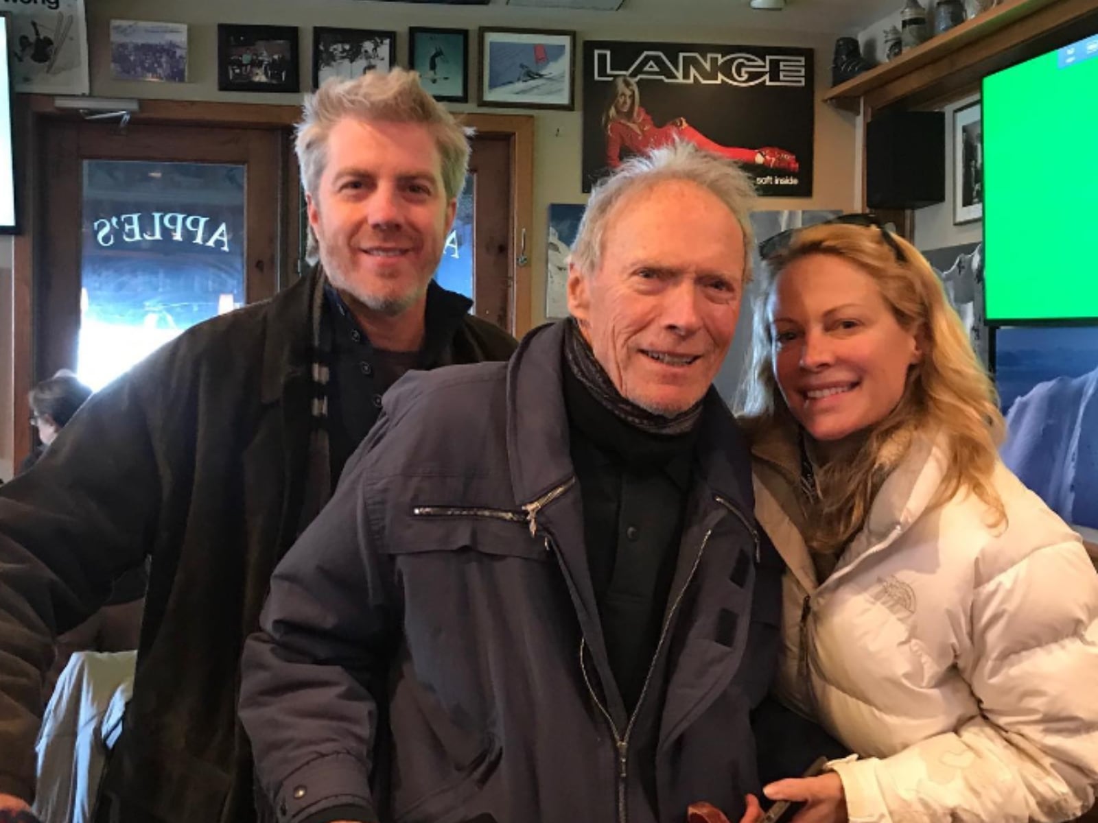 Clint Eastwood junto a dos de sus ocho hijos (Foto: Alison Eastwood / Instagram)