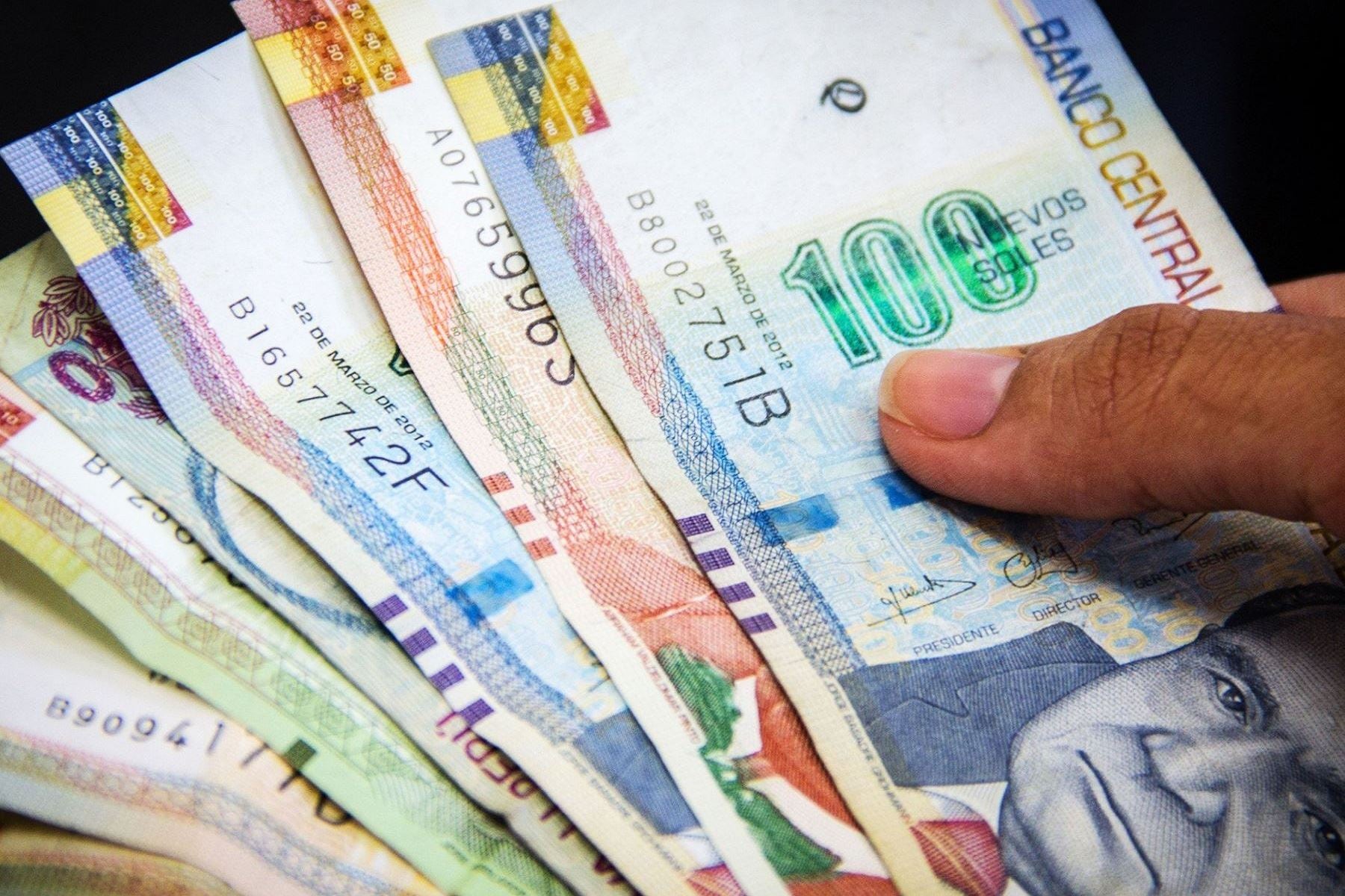 ¿Quiénes podrán recibir pensión mínima y con qué requisitos, según el reglamento?