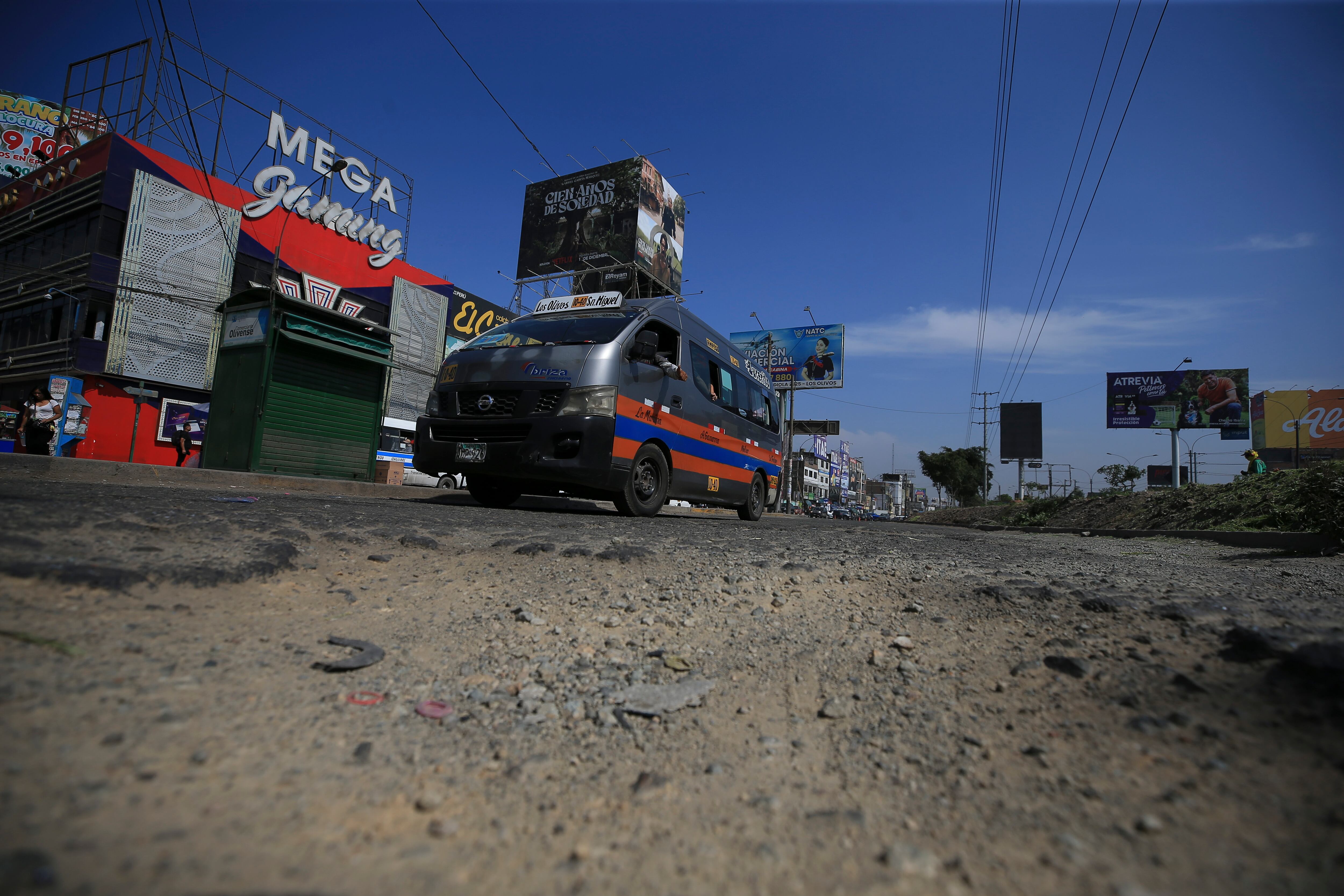 Huecos al costado de paradero Megaplaza. Foto: César Bueno.
