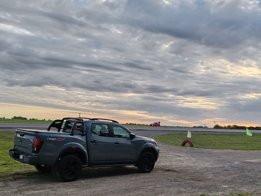 Imagen de la Nissan Frontier a un lado de la Ruta Nacional 9. (Foto: Diego Barrio de Mendoza)