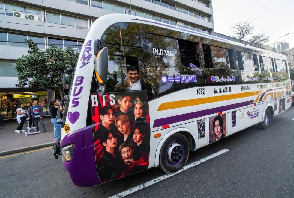 El bus recorre de lunes a sábado la ruta ATE - Miraflores con los colores representativos al grupo coreano.