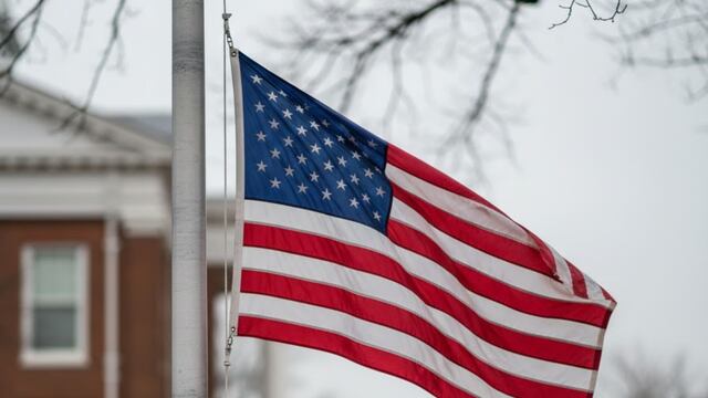 Cinco estados colocarán banderas a media asta este fin de semana en EE.UU.: cuáles son y por qué se hace esta práctica