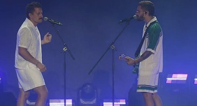 Mau y Ricky cantaron en vivo en los Premios Heat 2023.