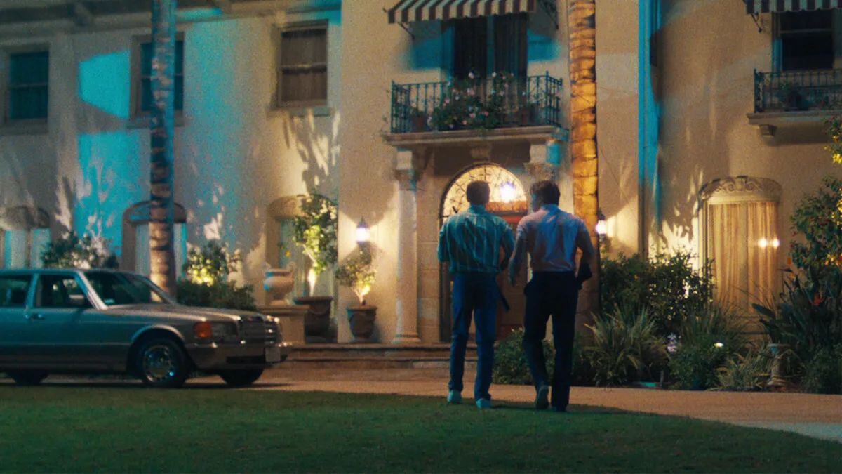 En "Monstruos 2", el momento en el que Lyle y Erik llegan a su casa con escopetas para matar a sus padres (Foto: Netflix)