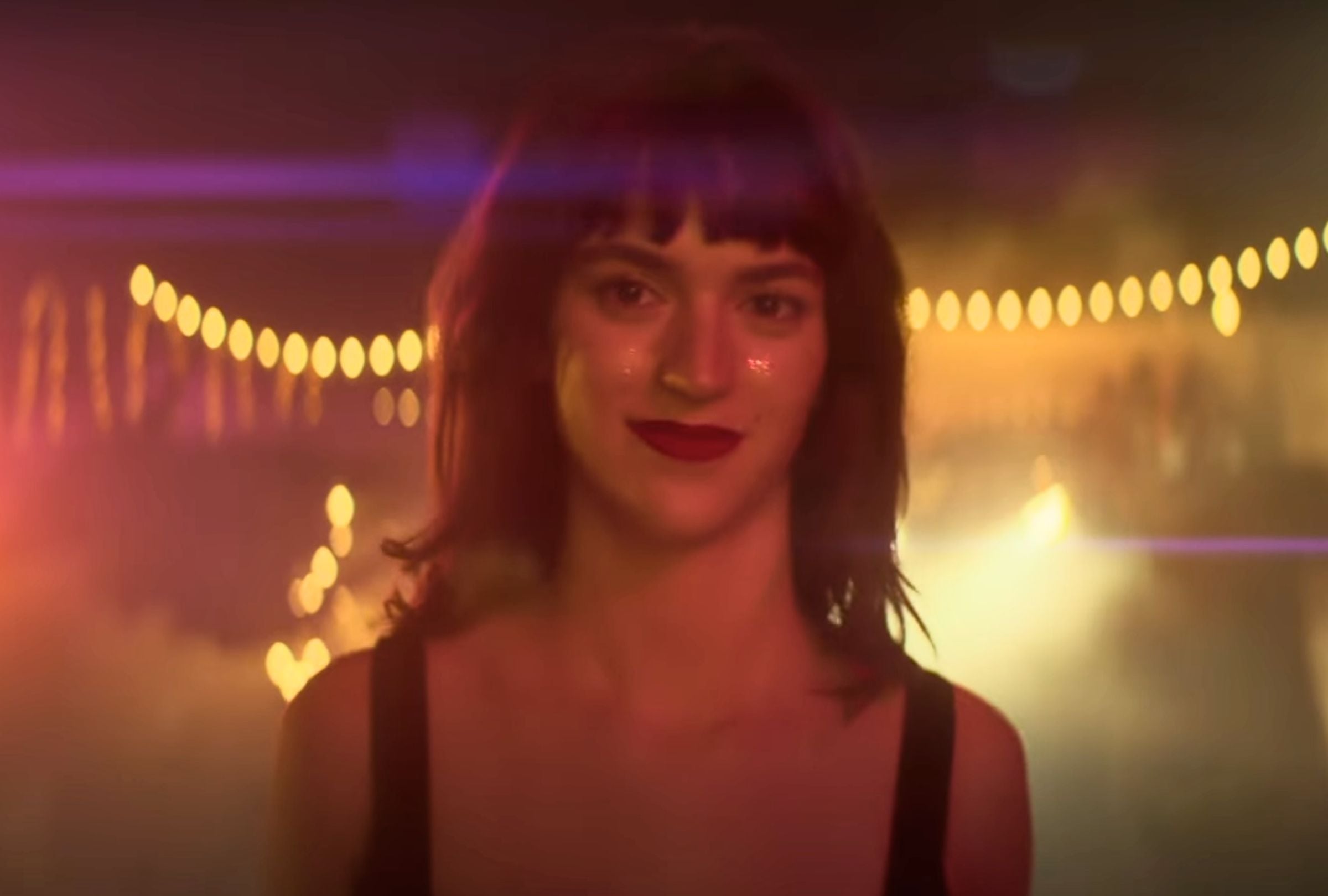 Alícia Falcó como Kamila "Kami" Hamilton en una escena de la película "Dímelo bajito" (Foto: Vaca Films / Amazon Prime Video)