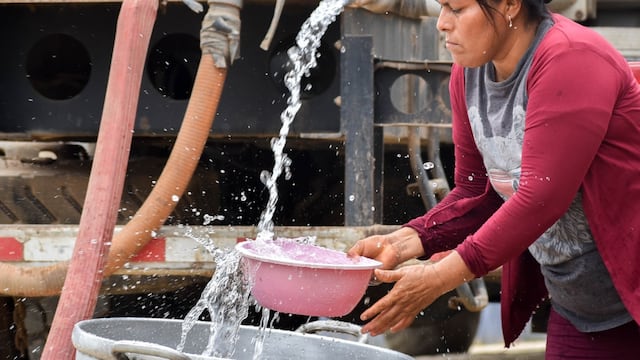 Mujeres son las encargadas de cargar el agua en el 61 % de hogares que no tienen acceso a este servicio