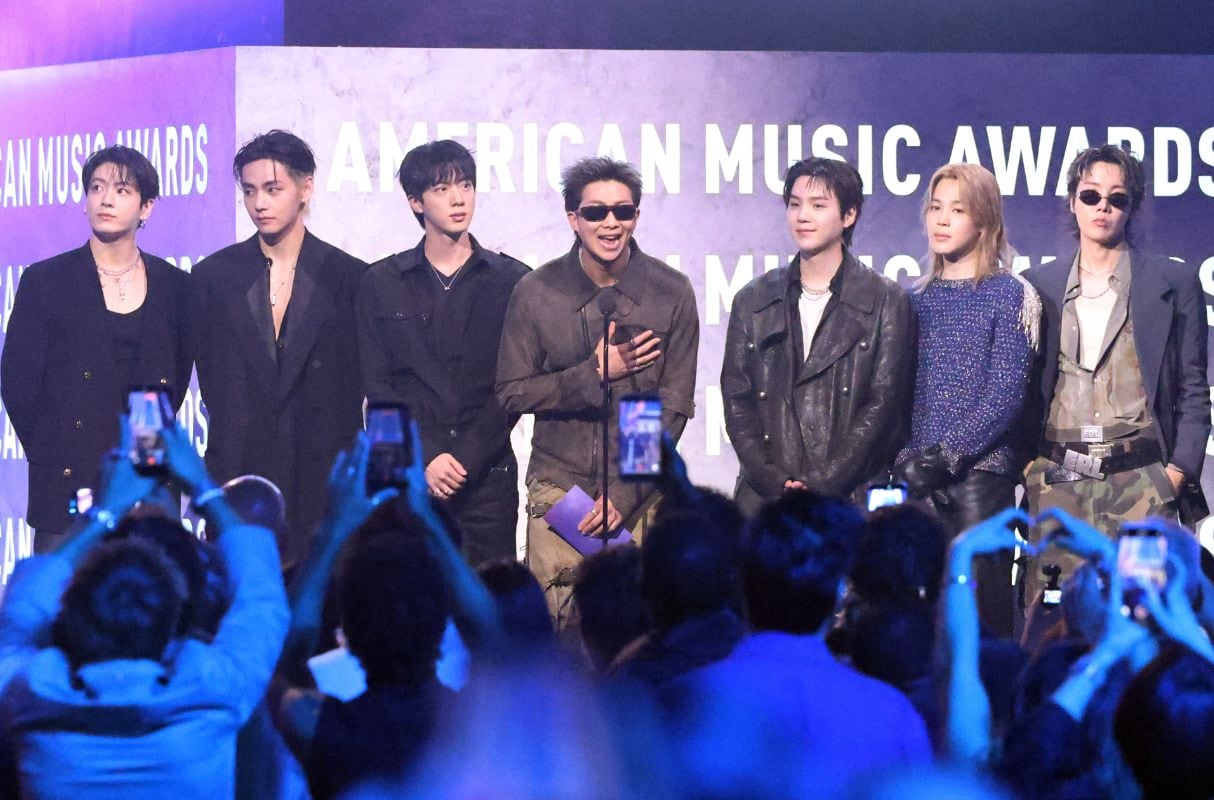 BTS se corona con tres galardones en los American Music Awards 2026. (Foto: Valerie Macon / AFP)