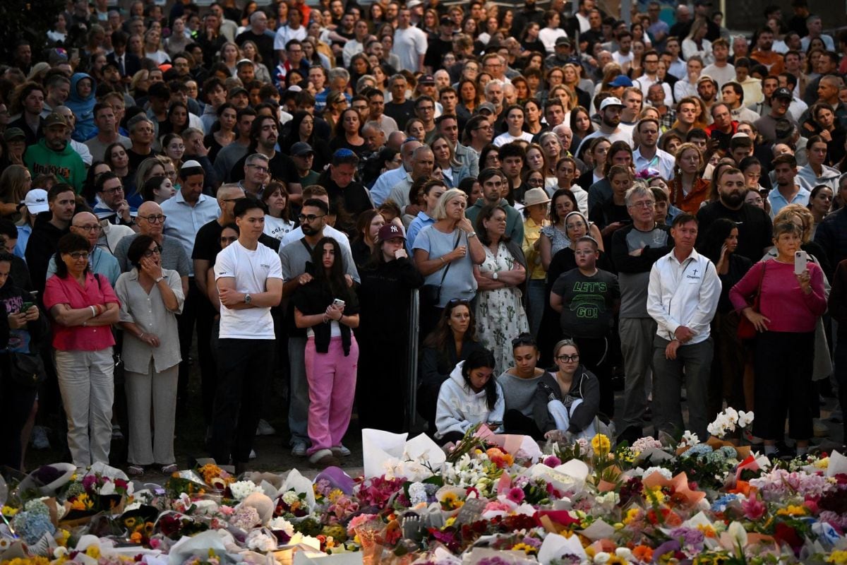 Asistentes a una vigilia en un memorial en Bondi Beach, en Sídney, Australia, el 15 de diciembre de 2025. Foto: EFE/BIANCA DE MARCHI