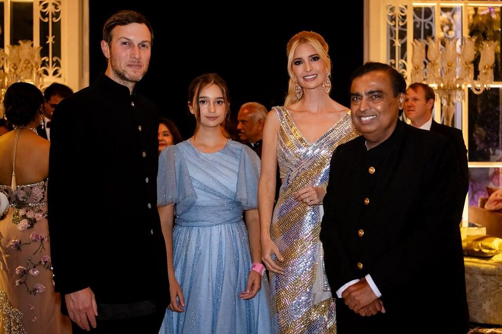 La hija del expresidente estadounidense, Ivanka Trump, junto a su esposo, Jared Kushner, y su hija, Arabella, posan junto al multimillonario Mukesh Ambani durante la preboda de su hijo Anant.