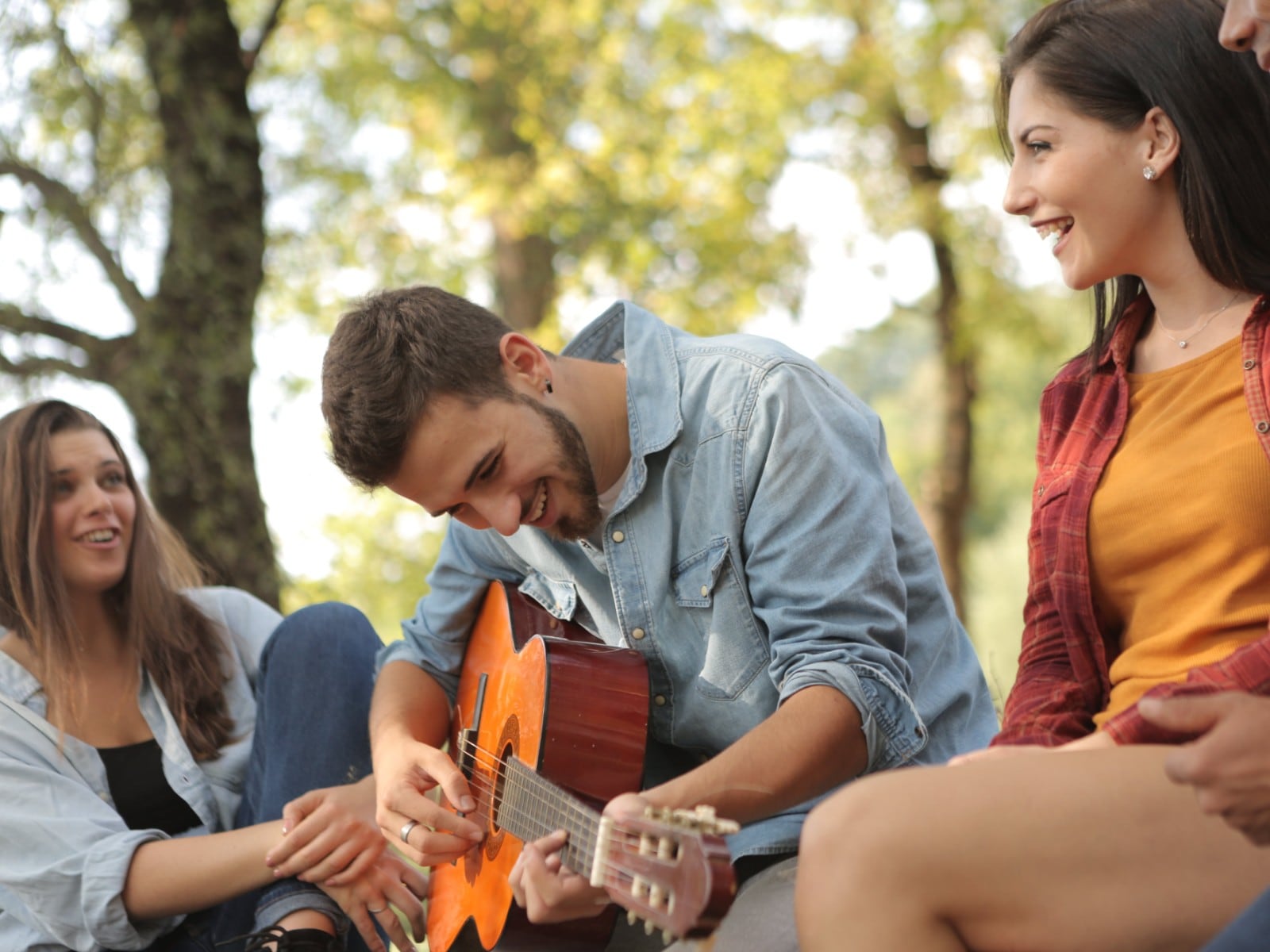 CONSEJOS DE AMOR | La clave para mantener la relación con amigos mientras se está en pareja radica en la flexibilidad, la comunicación y el respeto mutuo. (Foto: Pexels)