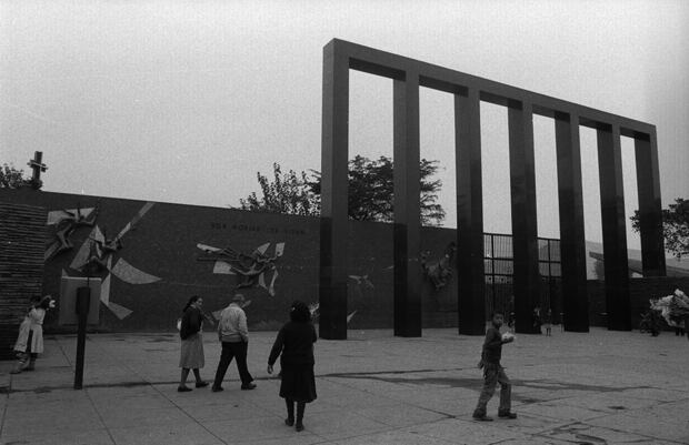 Lima, 30 de junio de 1984. Durante los años 80, así lucía la puerta de ingreso del cementerio "El Ángel". (Foto: Archivo Histórico de El Comercio) 