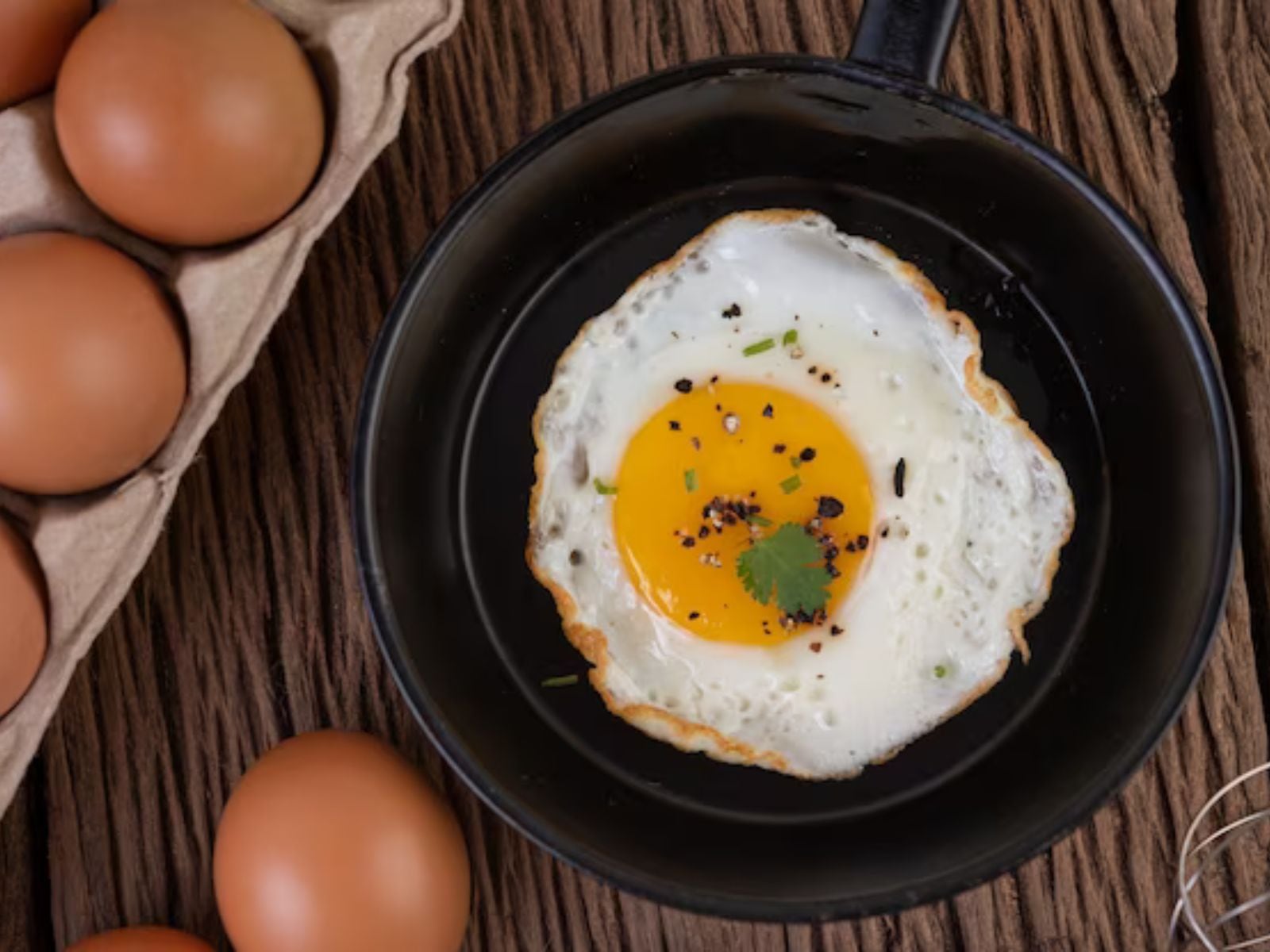 TRUCOS CASEROS | Así evitarás que el aceite caliente salpique en tus brazos o parte del torso. (Foto: jcomp/Freepik)