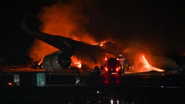Japón confirma cinco muertos por el choque de dos aviones en el aeropuerto de Tokio